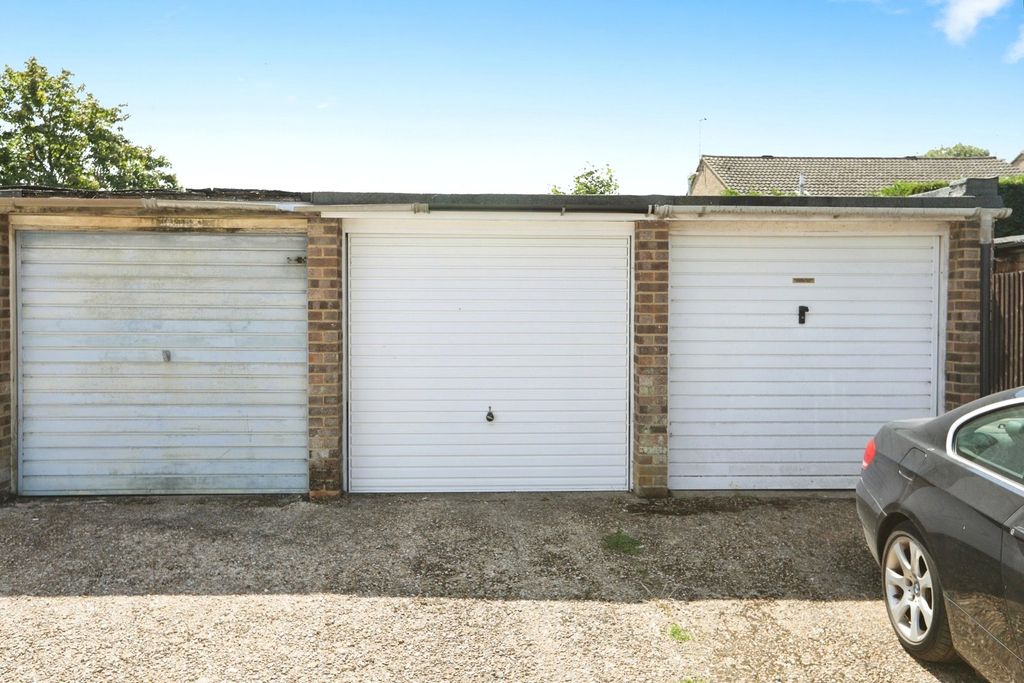 Property photo 3 of 15 Garage