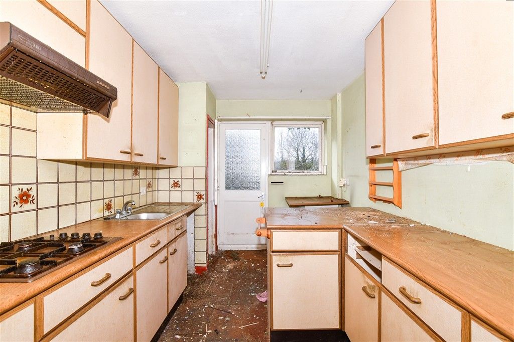 Property photo 3 of 11 Kitchen