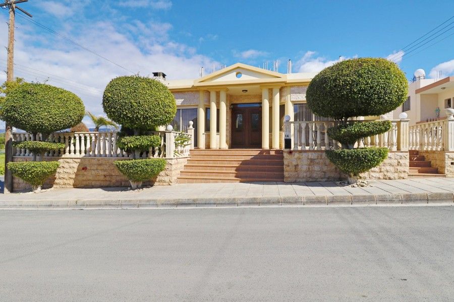 Property photo 1 of 42