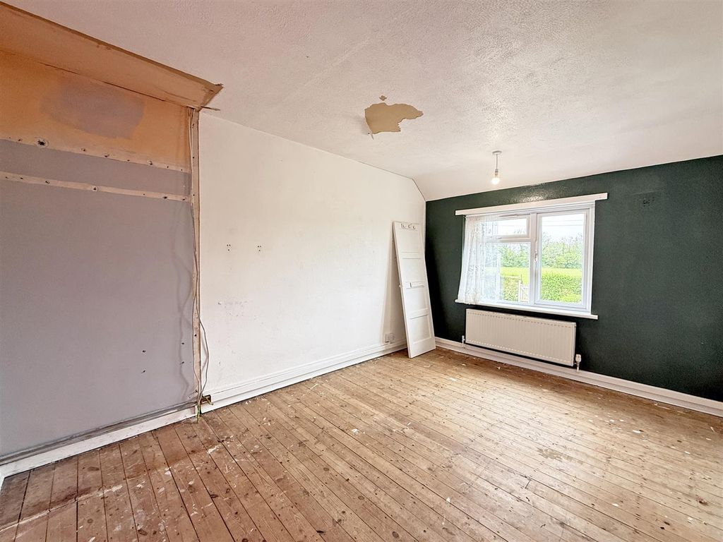 Property photo 3 of 7 Aylesbury Crescent 97 - Bed 1.Jpg