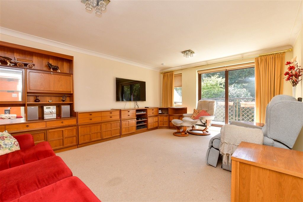 Property photo 3 of 14 Lounge