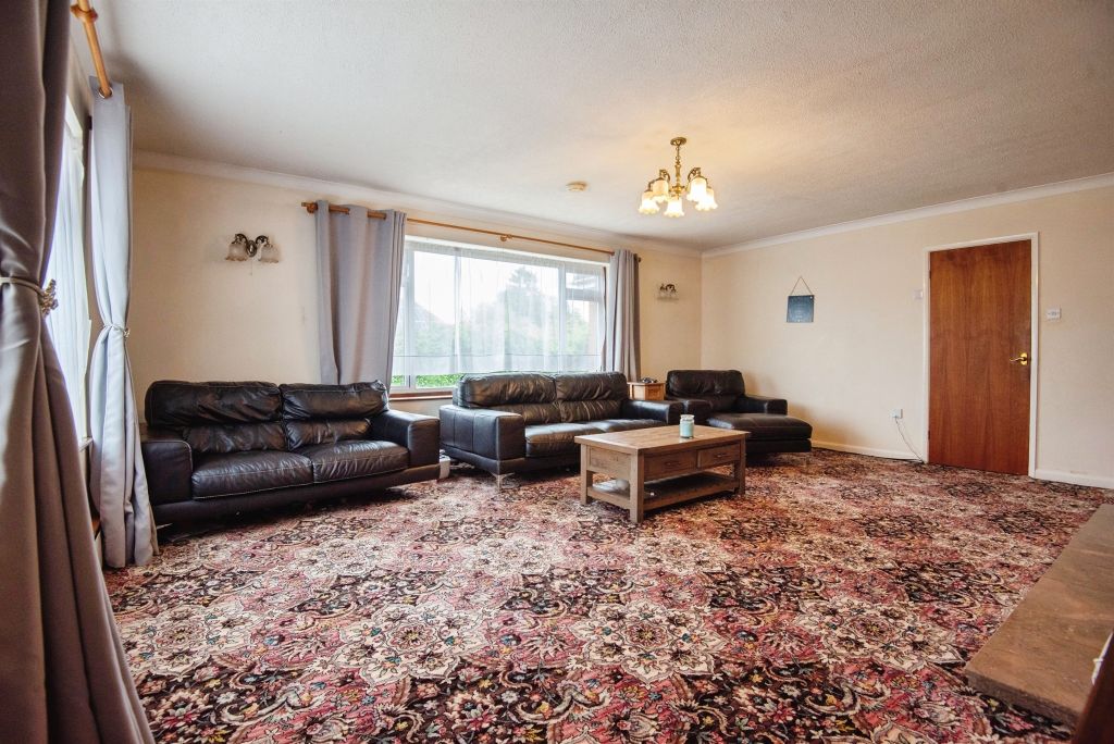 Property photo 3 of 16 Lounge