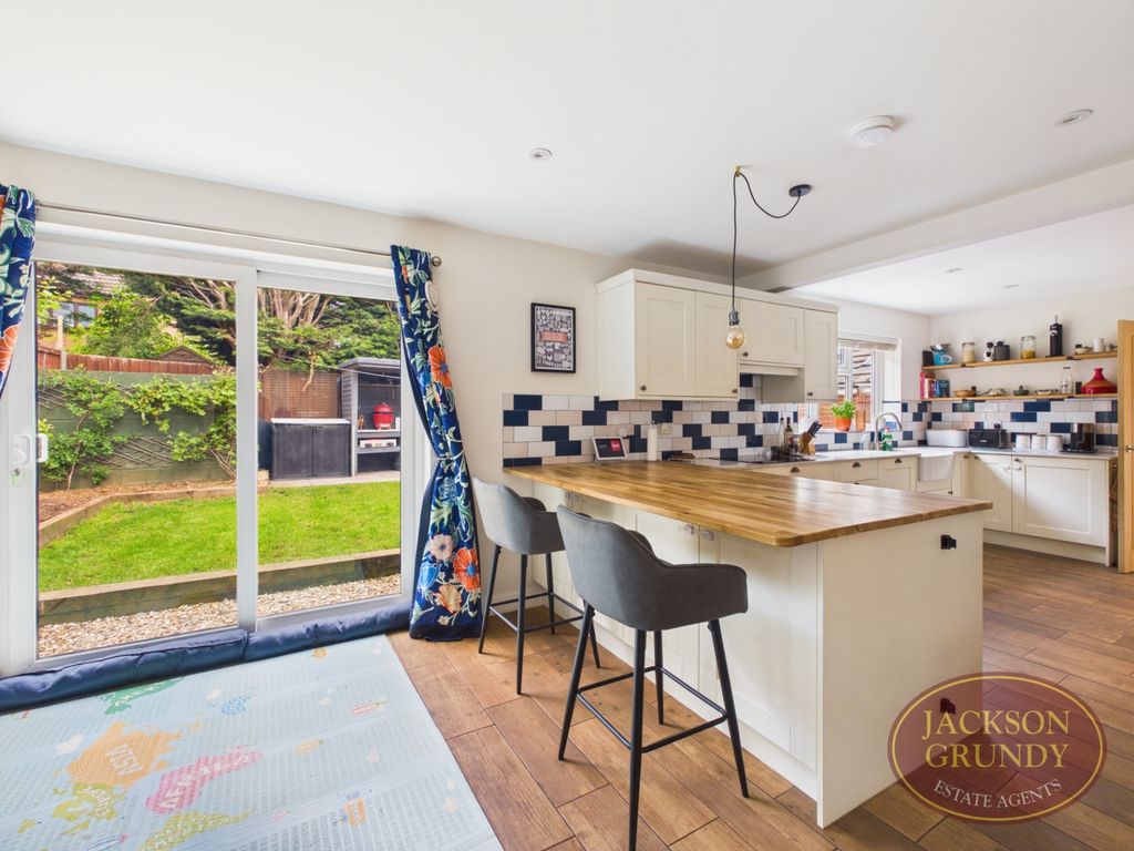 Property photo 2 of 21 Paddock Close