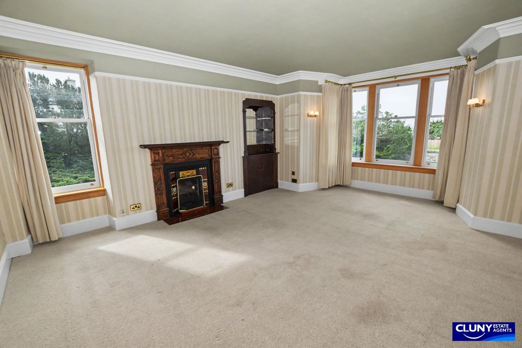Property photo 2 of 31