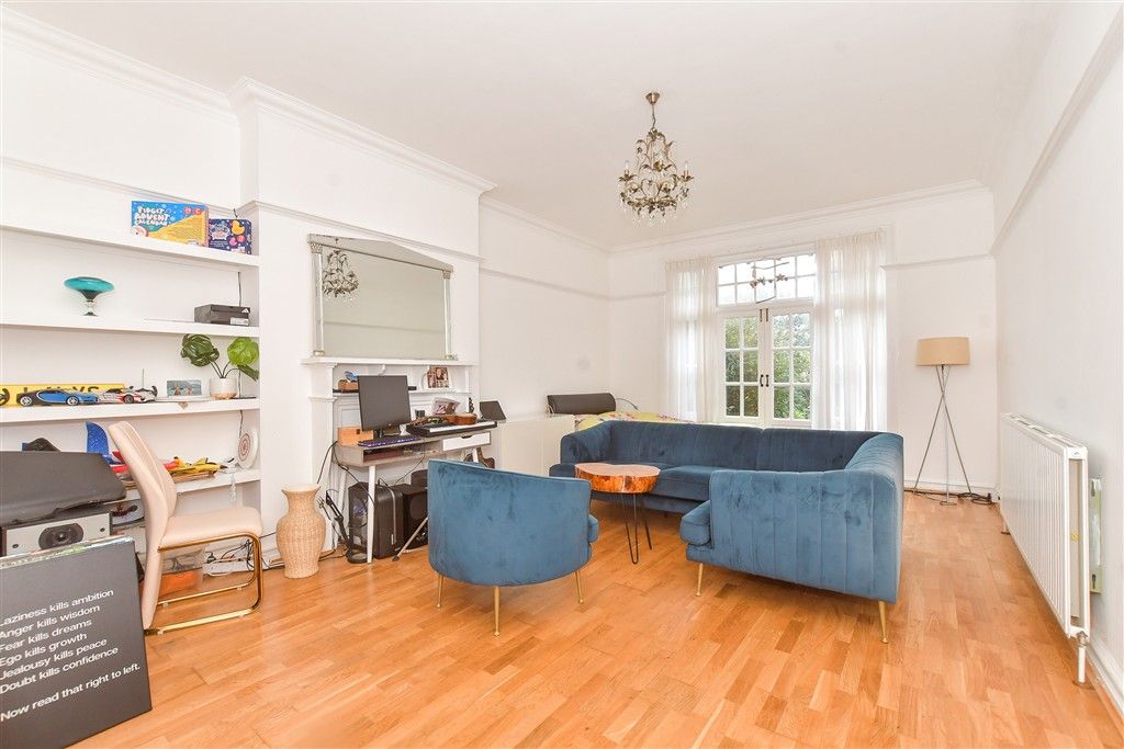 Property photo 3 of 23 Lounge