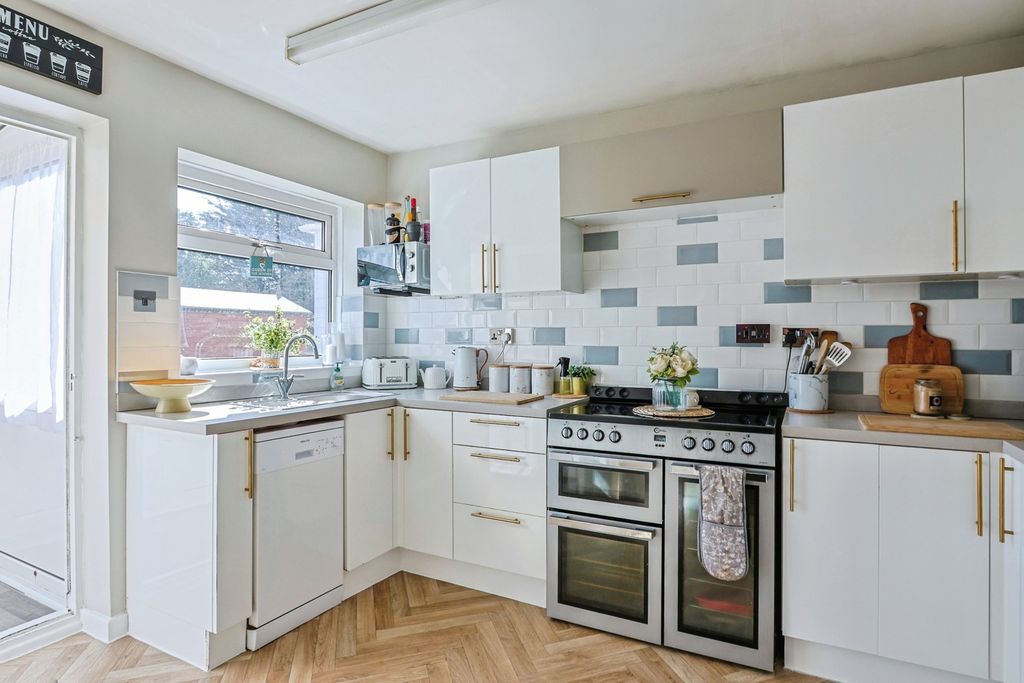 Property photo 3 of 17 Kitchen