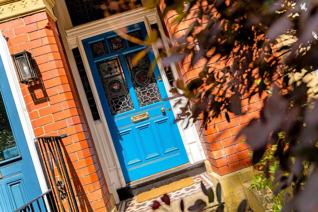 Property photo 3 of 96