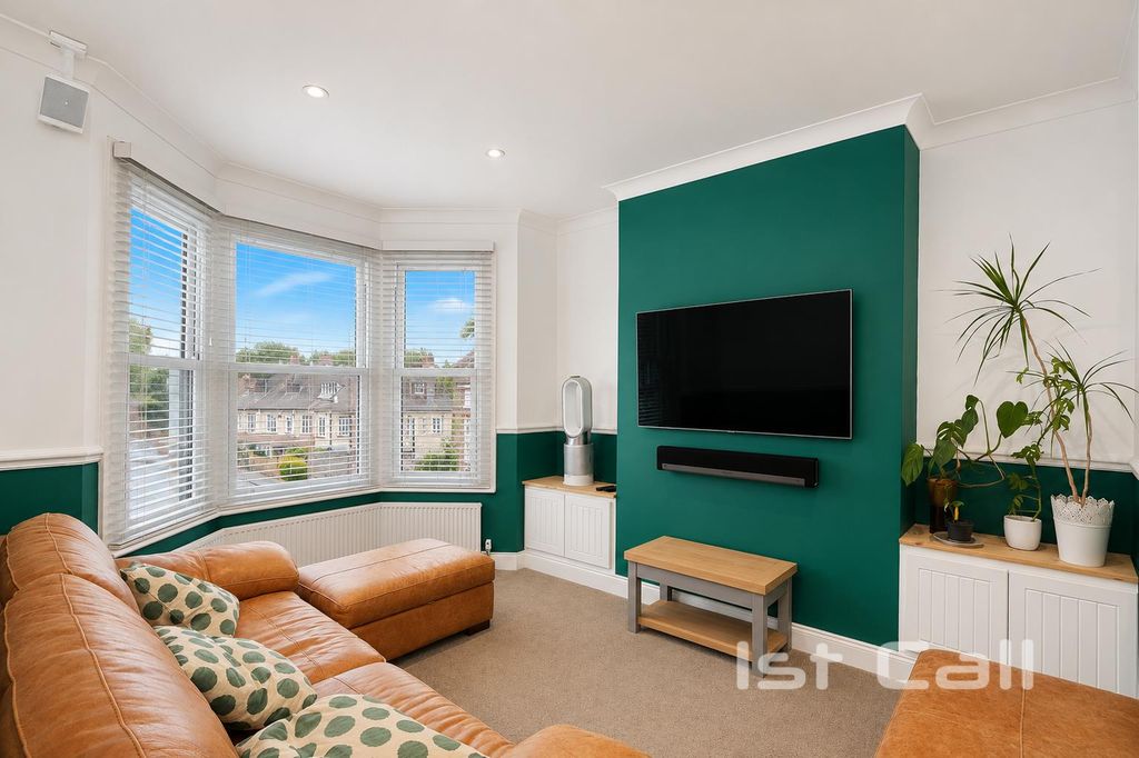 Property photo 2 of 11 Lounge