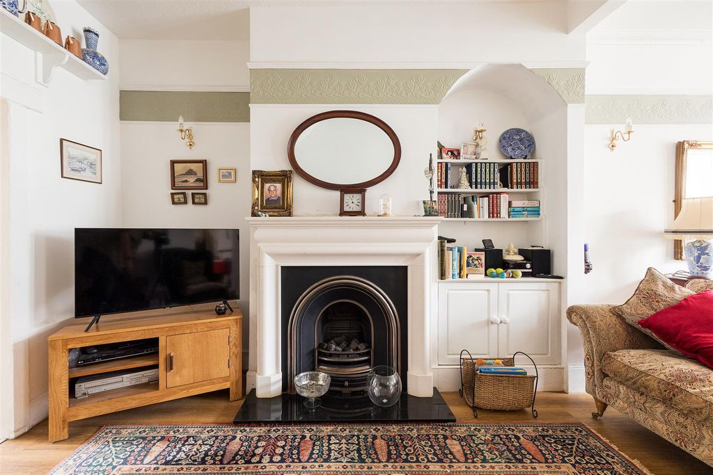 Property photo 2 of 26 Barclay Road, E17