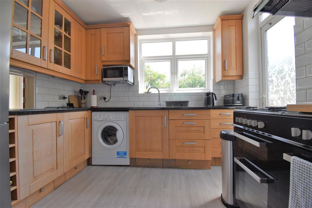 Property photo 3 of 10 Kitchen.Jpg