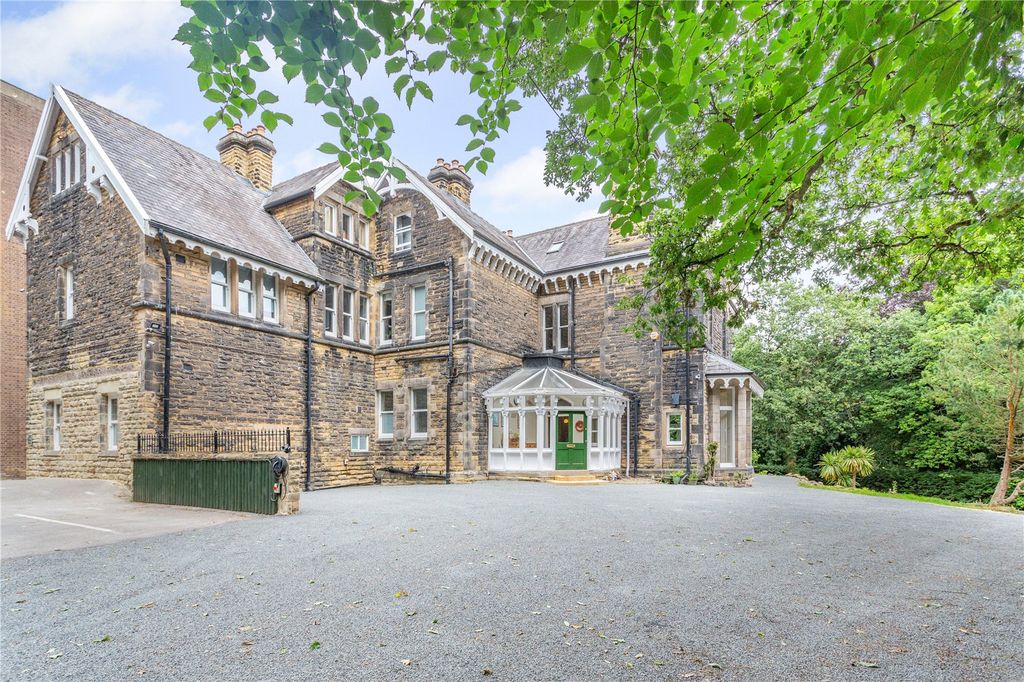 Property photo 1 of 13 The Hollies
