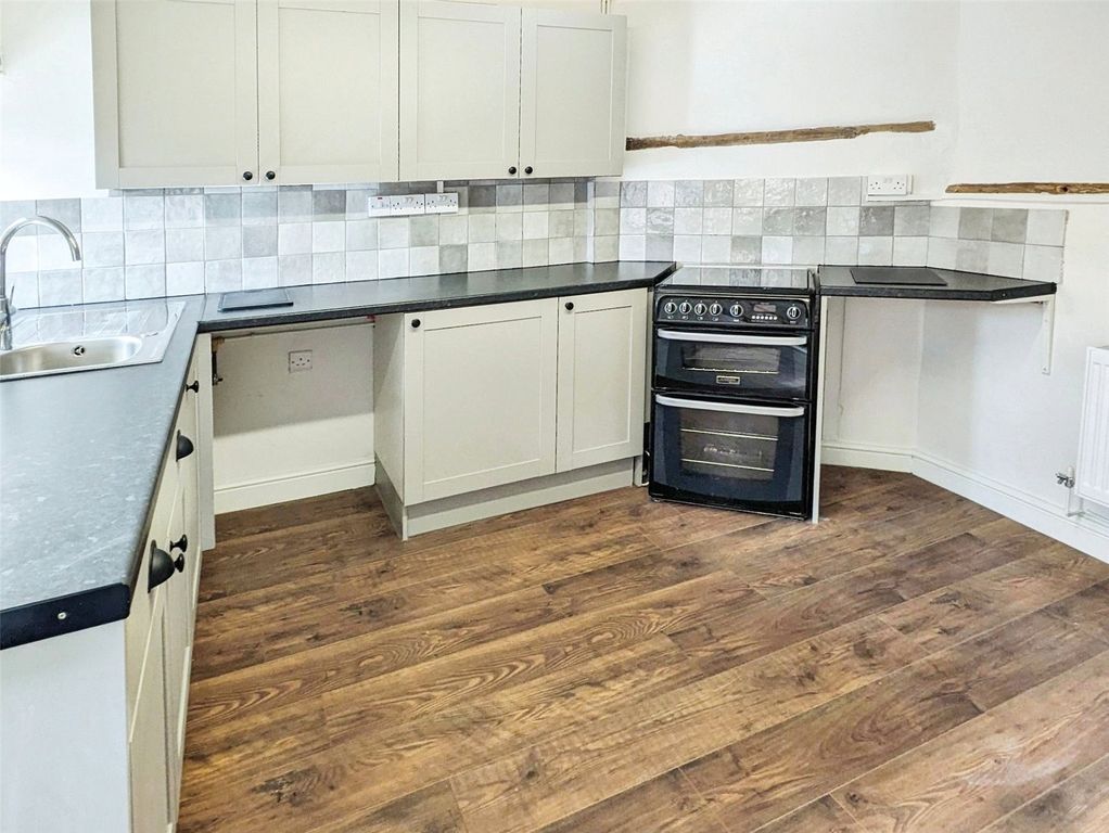 Property photo 3 of 14 Kitchen