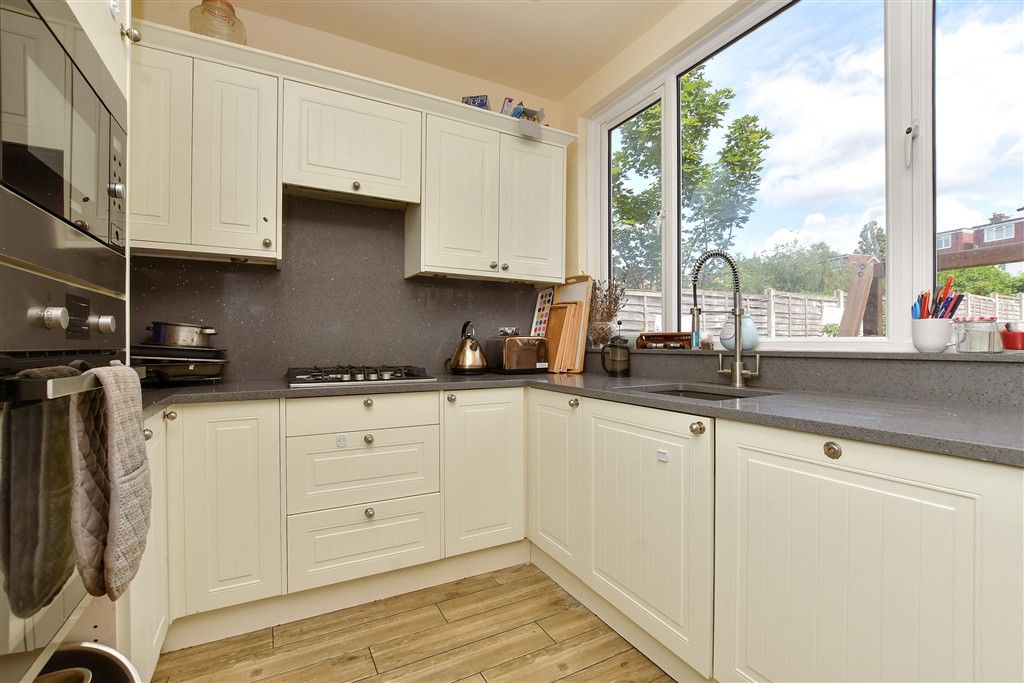 Property photo 1 of 11 Kitchen/Breakfast Area