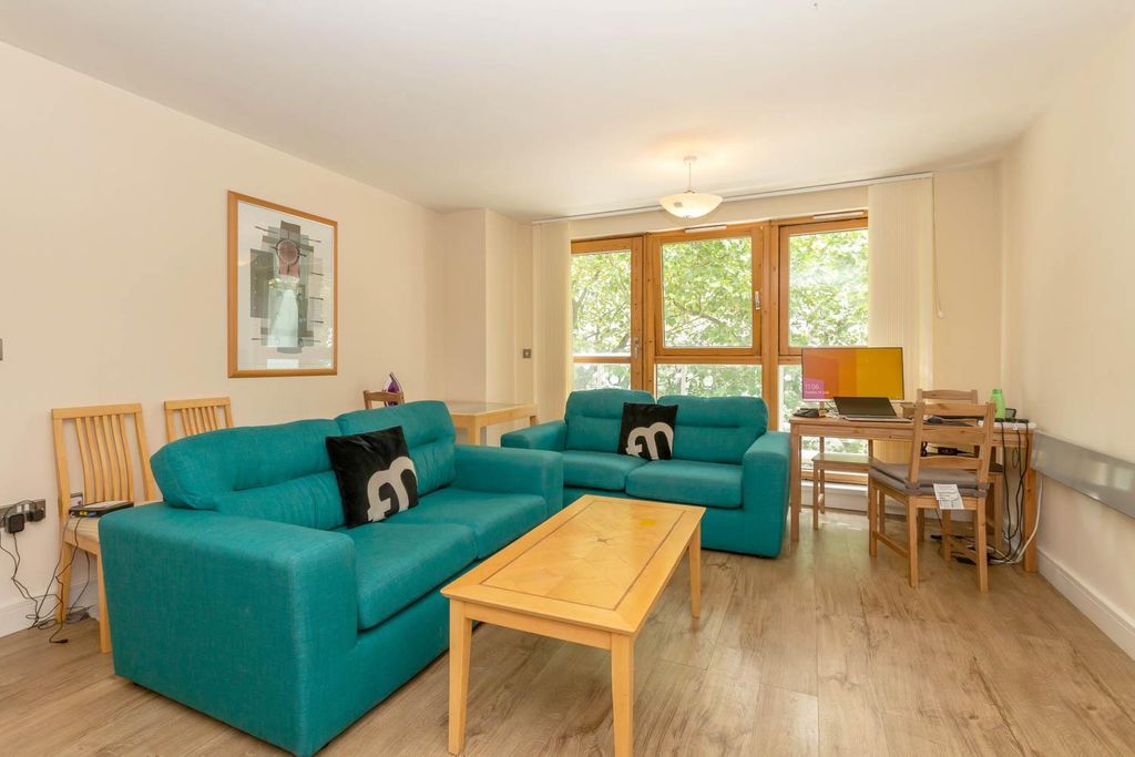 Property photo 1 of 10 Lounge