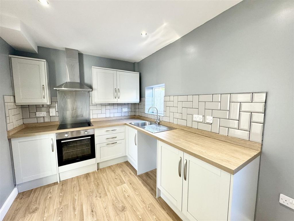 Property photo 2 of 11 Kitchen