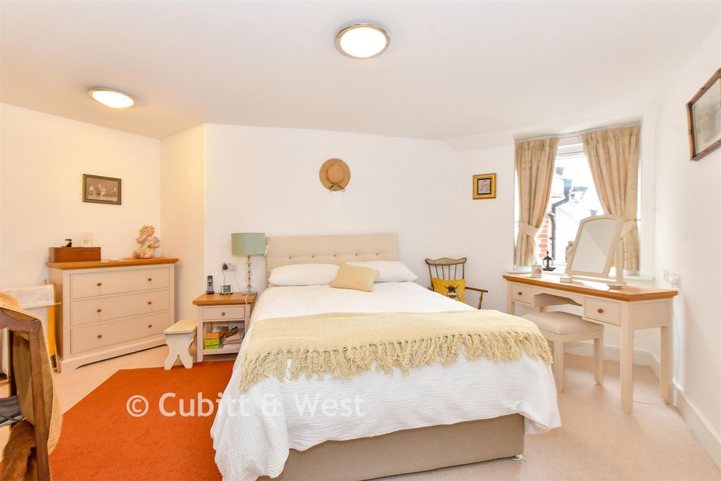 Property photo 3 of 11 Bedroom 1
