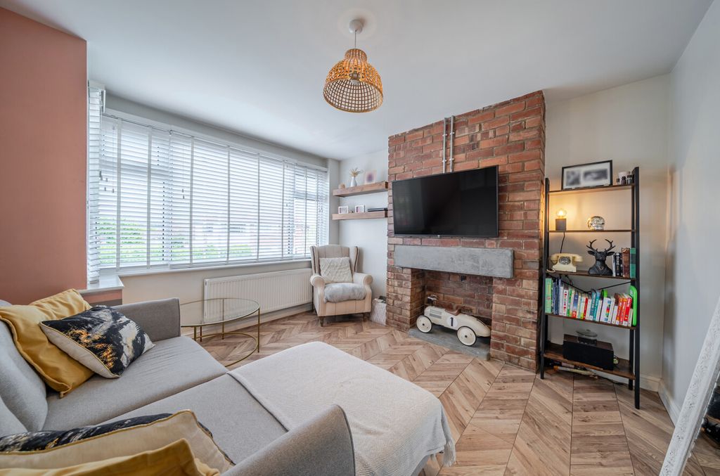 Property photo 2 of 16 1457524-10-6A05Dd...