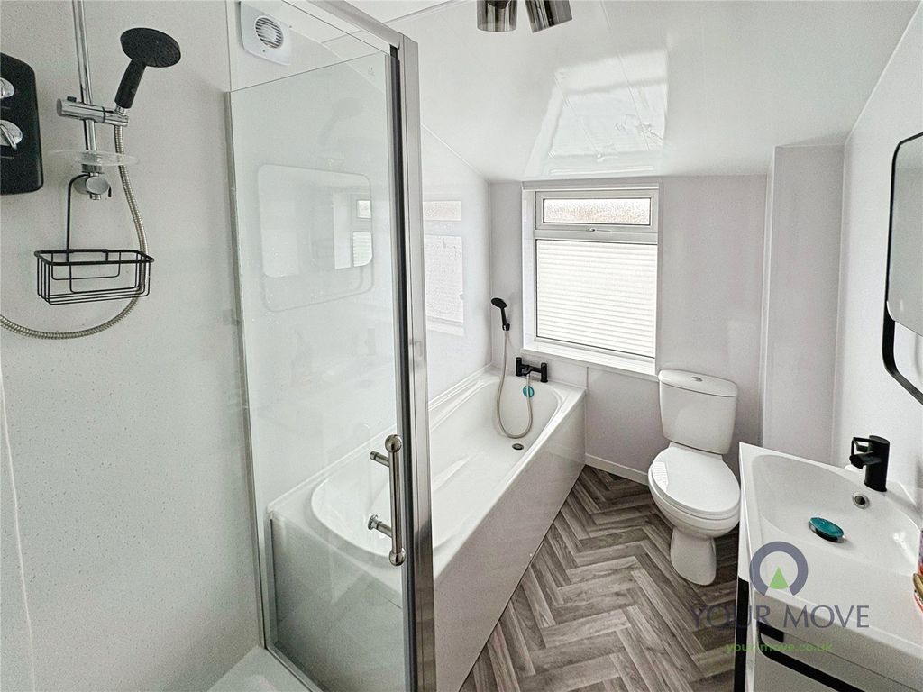 Property photo 2 of 10 Bathroom