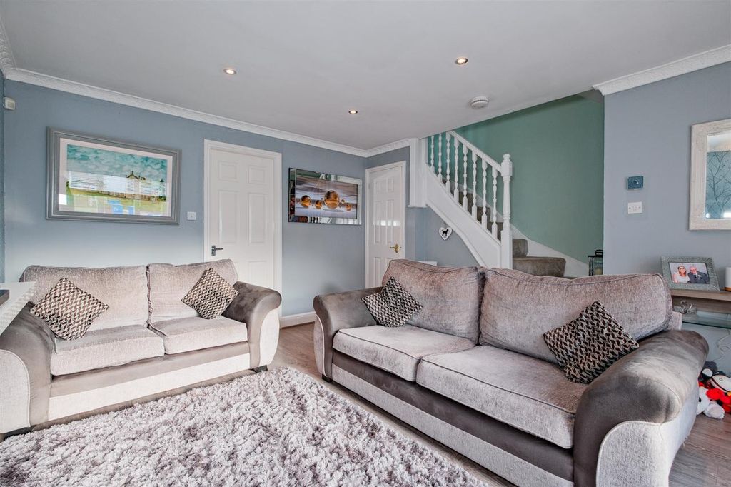 Property photo 3 of 27 Lounge