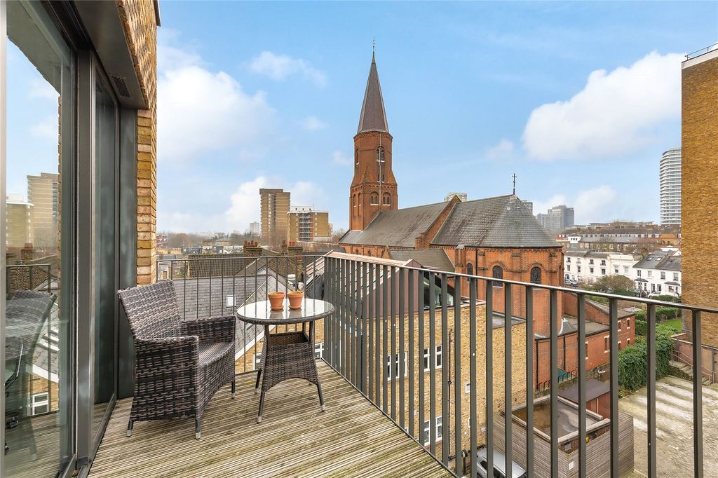 Property photo 2 of 8 Balcony