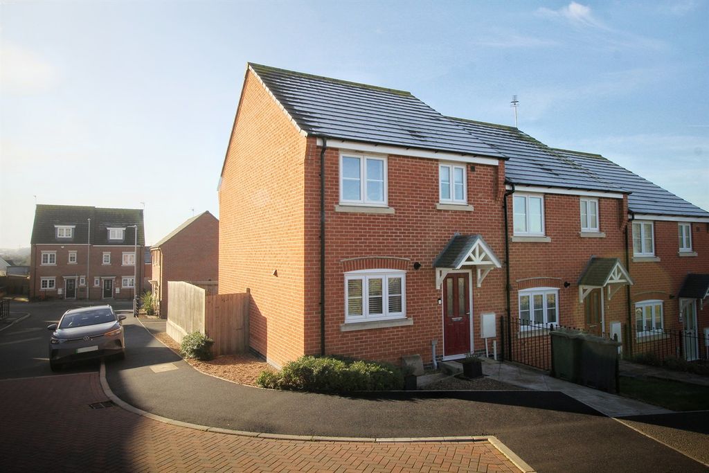 Property photo 1 of 29 Aston Close