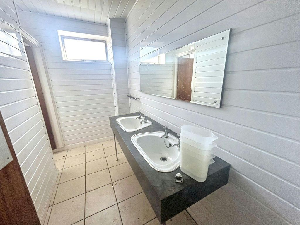 Property photo 2 of 6 2400650.Jpg