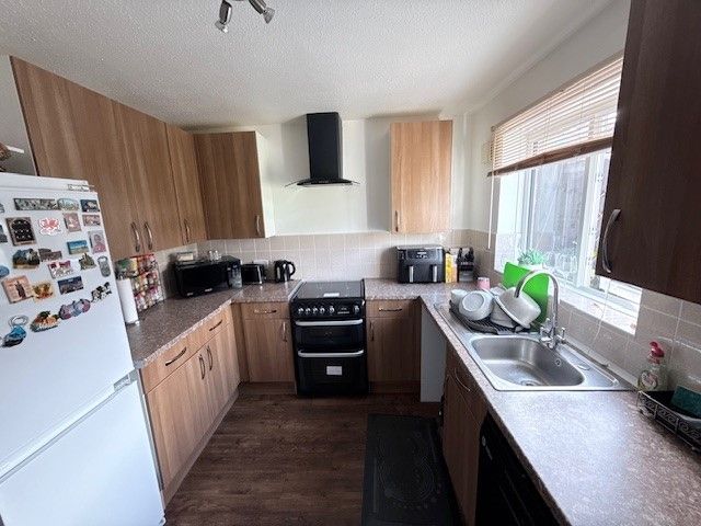 Property photo 3 of 11 Montague Crescent