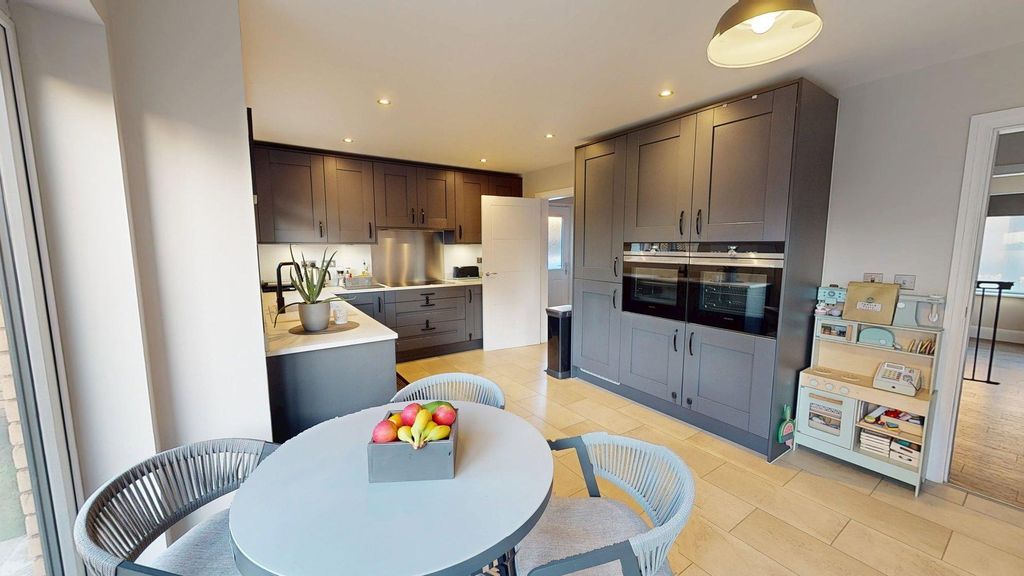 Property photo 3 of 15 West Street