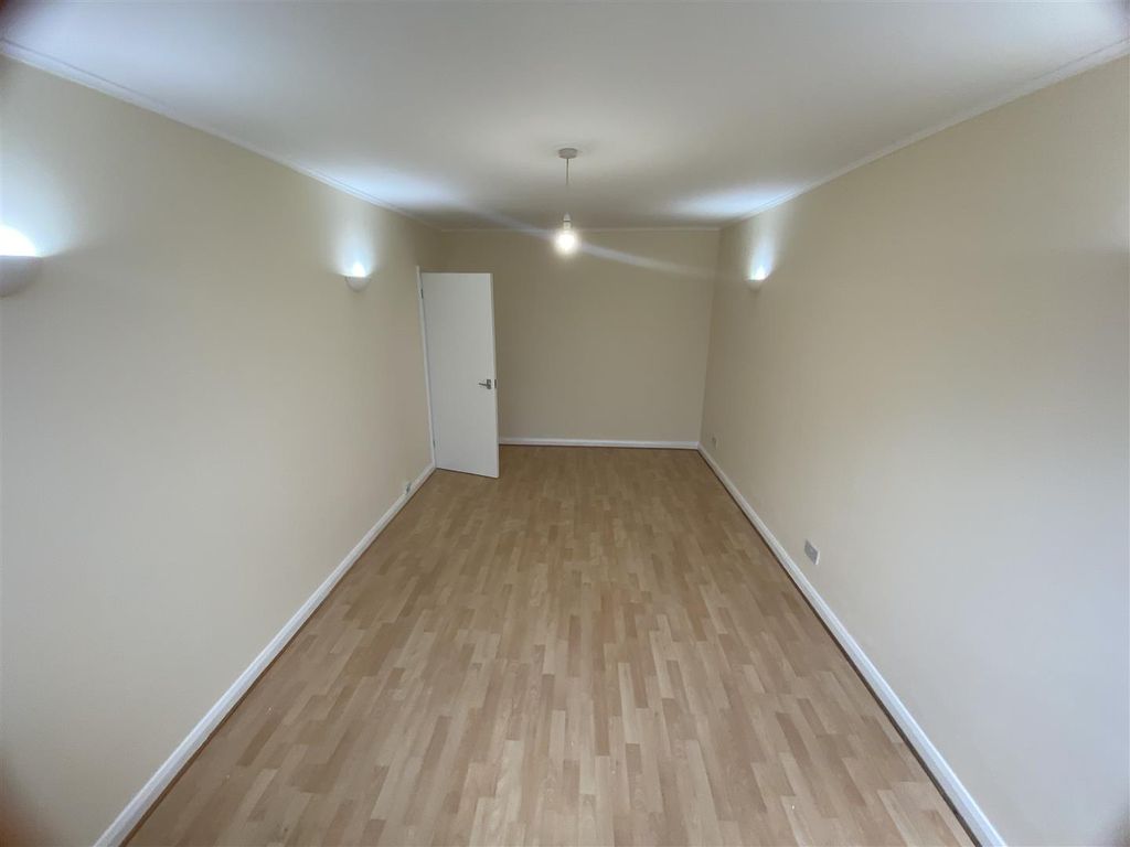 Property photo 3 of 9 Lounge