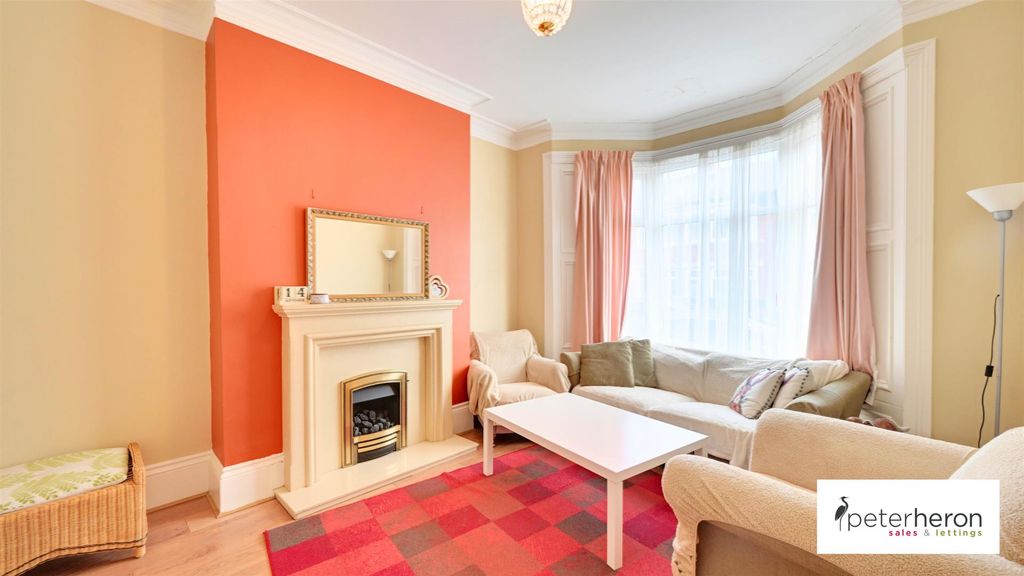 Property photo 3 of 21 Lounge