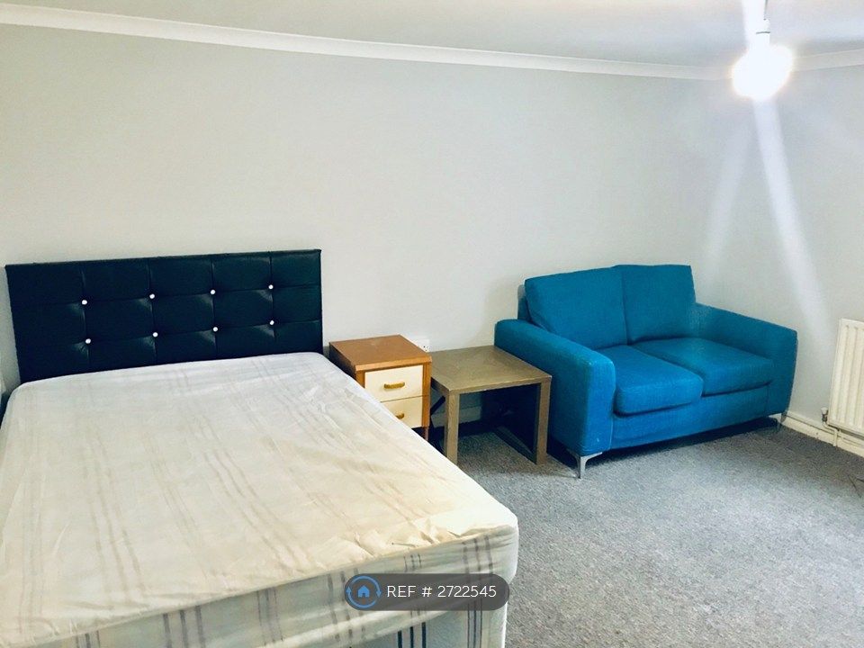 Property photo 2 of 6 Bedroom/Lounge