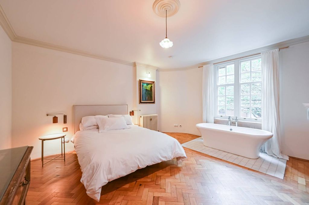 Property photo 2 of 25