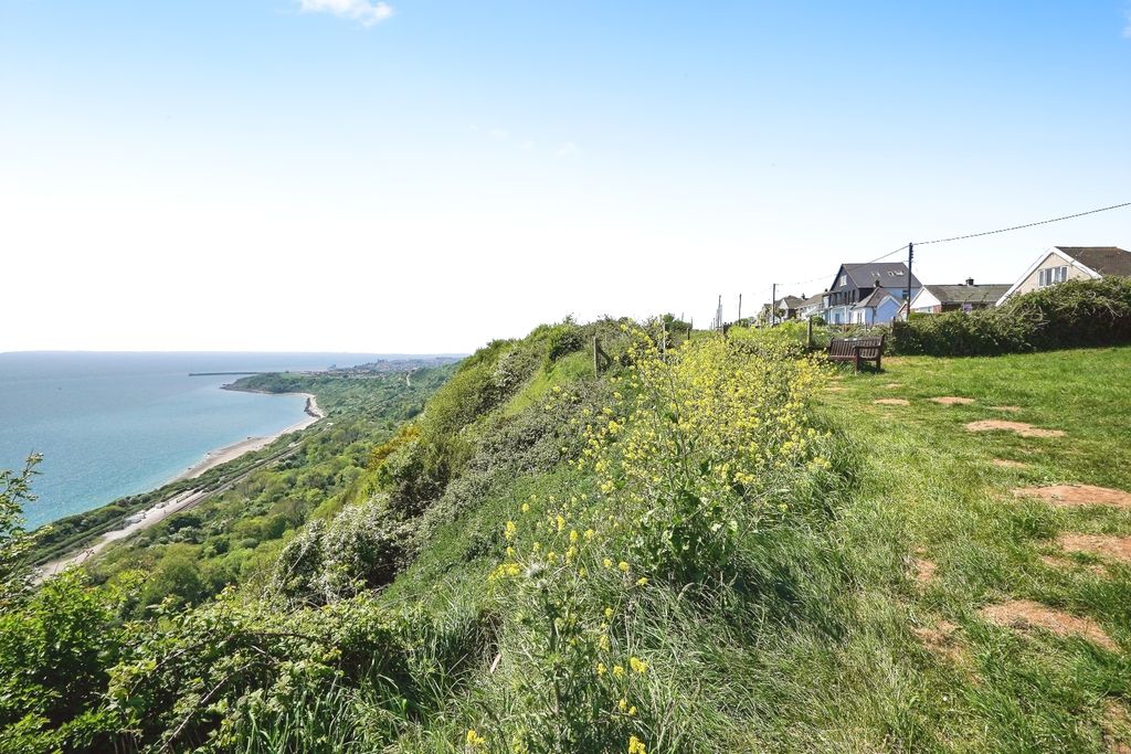Property photo 2 of 17 Clifftop View