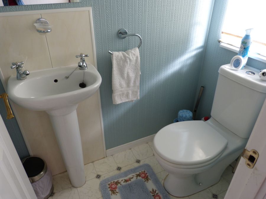 Property photo 3 of 23 Cloakroom