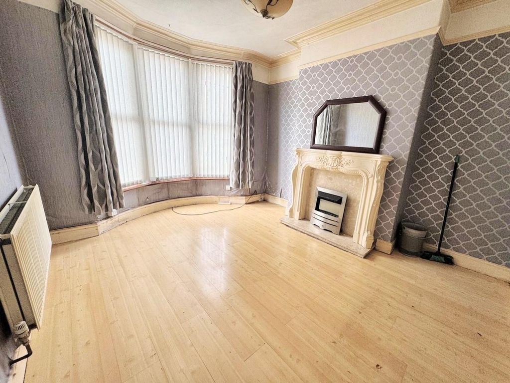 Property photo 3 of 12 Lounge