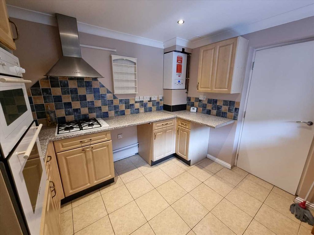 Property photo 3 of 9 Kitchen: