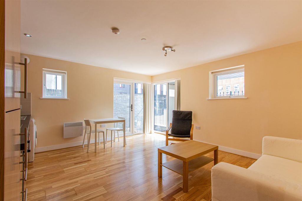 Property photo 3 of 8 Churchill Villas 4-2.Jpg