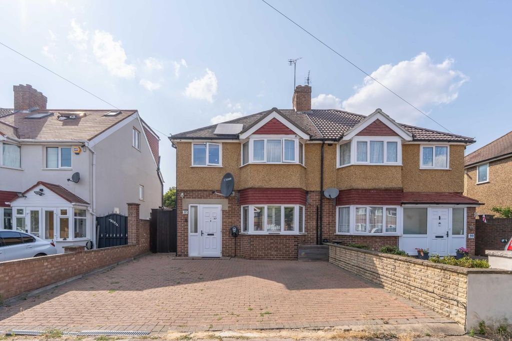 Property photo 1 of 26 37 Spinney Drive Tw14 8Pl-1.Jpg