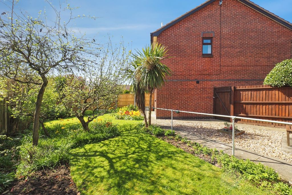 Property photo 2 of 18 Side Aspect