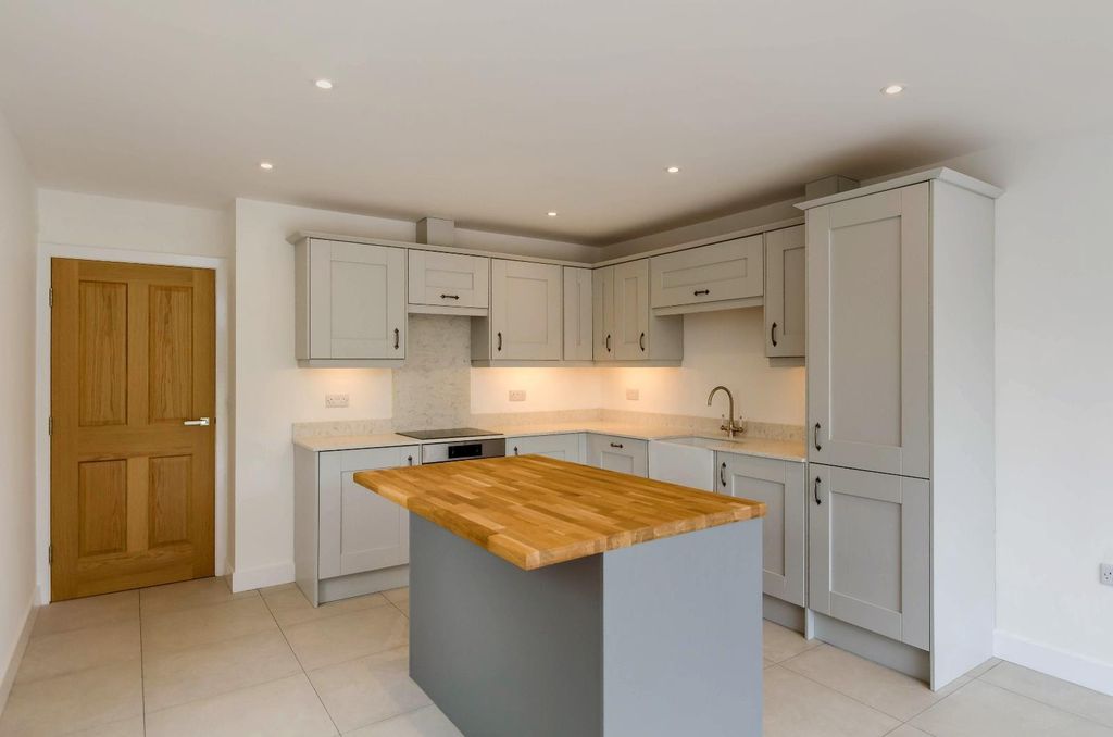 Property photo 3 of 16 Picture 3