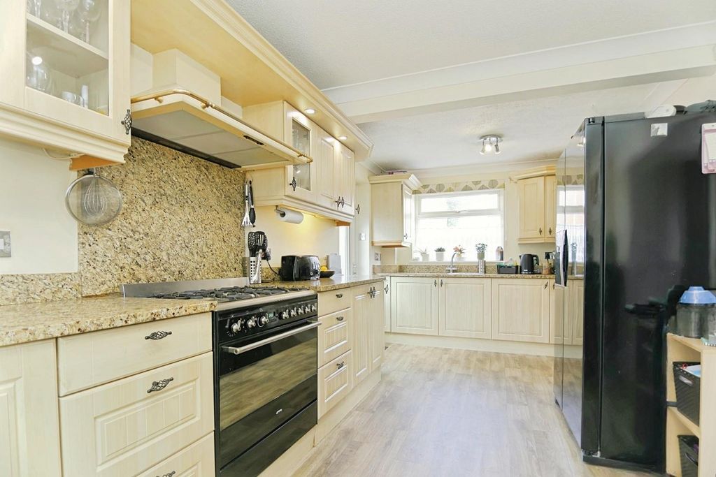 Property photo 3 of 25 Kitchen