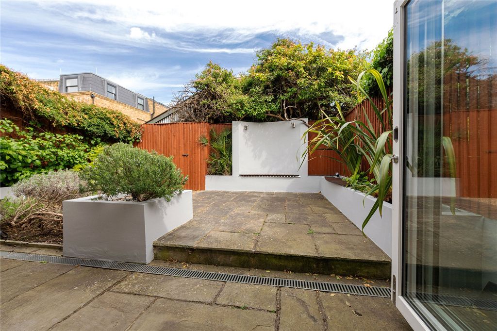 Property photo 3 of 10 Garden