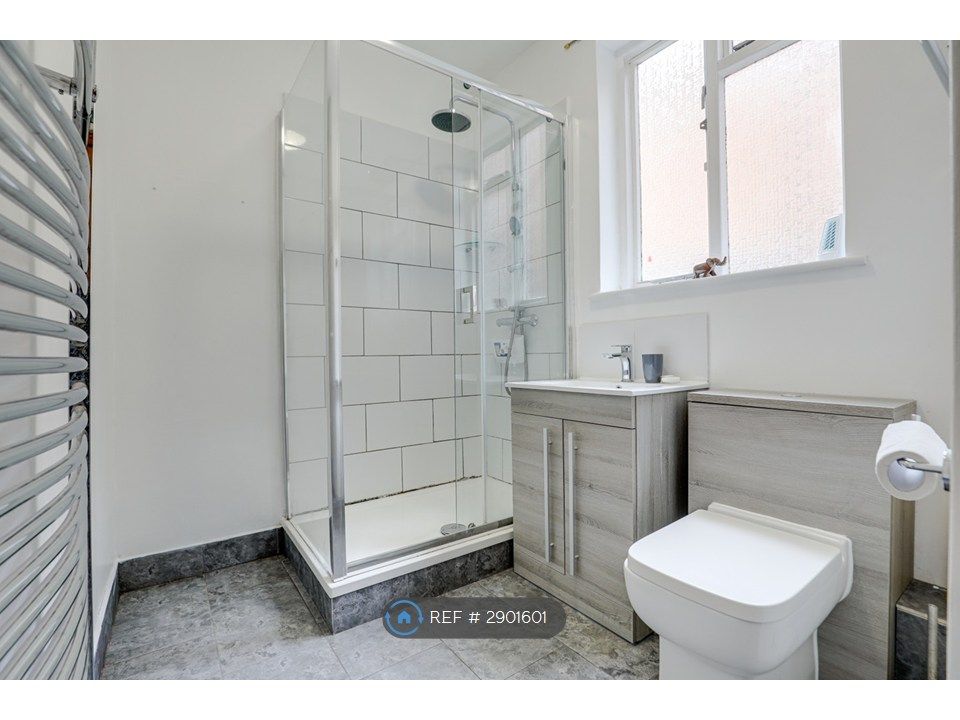 Property photo 2 of 20 Luxurious Bathroom