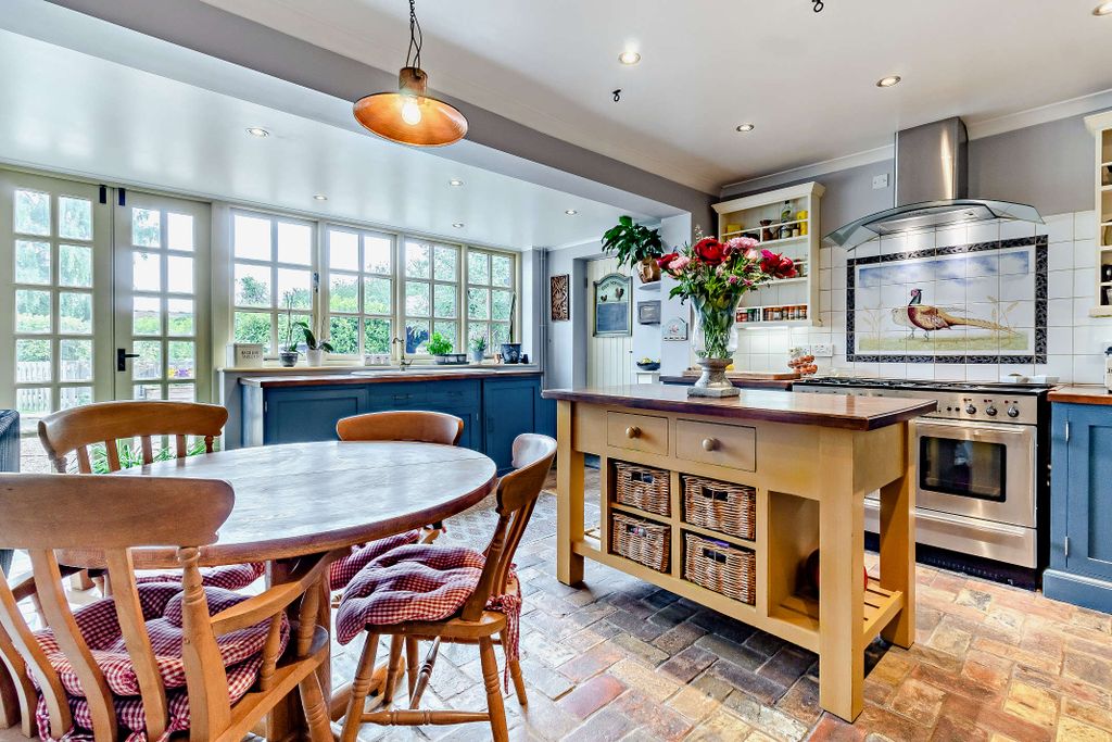 Property photo 2 of 54 8648440-Interior02-800