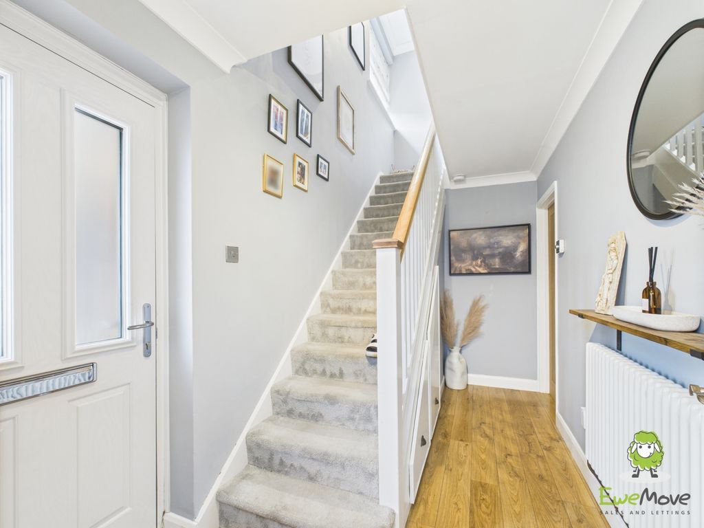 Property photo 2 of 20 Ewemove Basingstoke Avon Road Entrance Hall