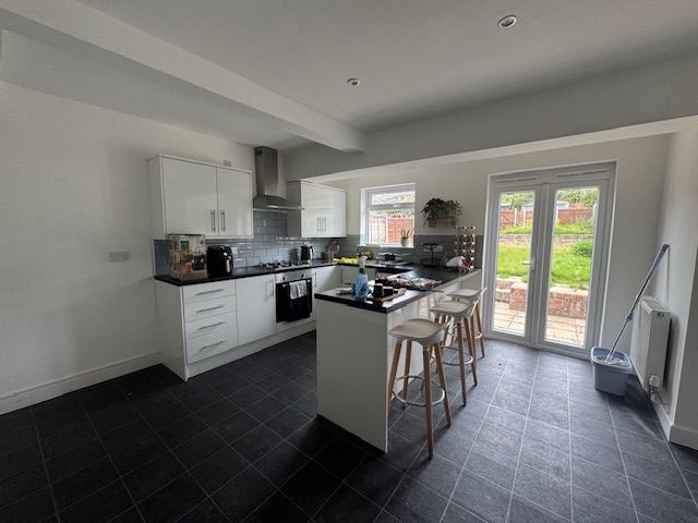 Property photo 3 of 7 Kitchen