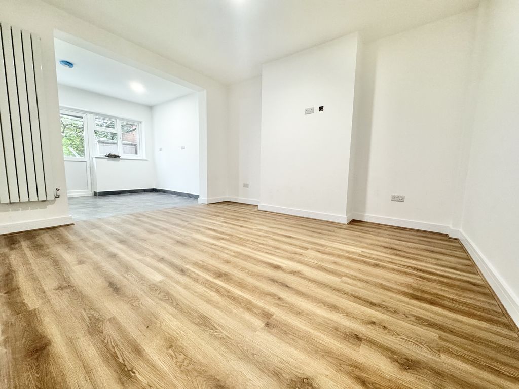 Property photo 3 of 15 Lounge