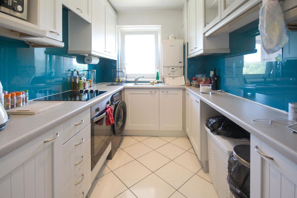 Property photo 2 of 10 Kitchen