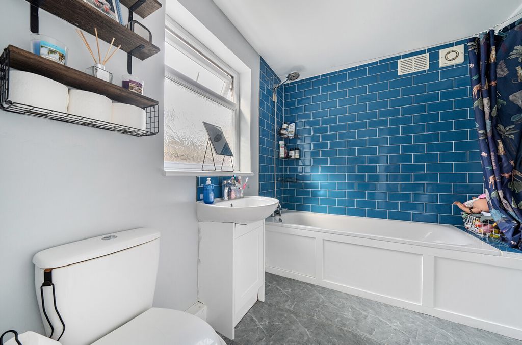 Property photo 3 of 21 Bathroom