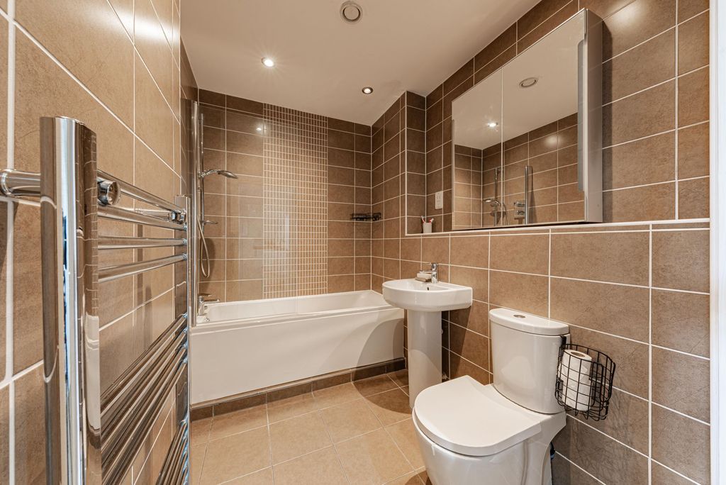 Property photo 3 of 16 Bathroom W.C (1)
